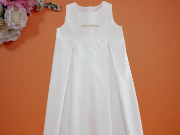 Taufkleid Falte gestickter Name Modell 2025